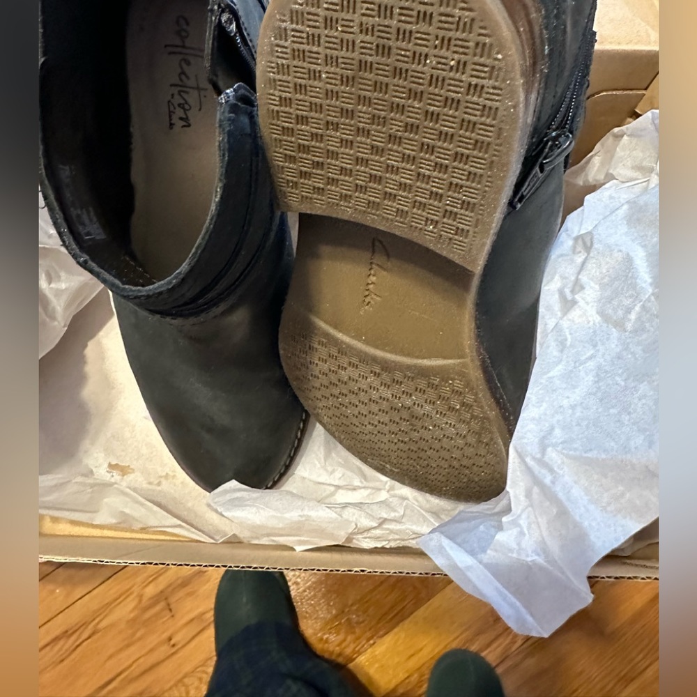 Clark’s short black boots, in excellent condition